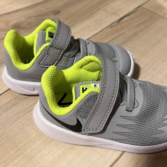 EUC Toddler Boy Nike Running Shoes 4C - Picture 3 of 5